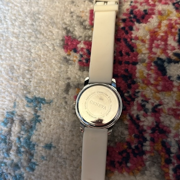Geneva // off-white silicone adjustable analog watch with silver closure - Picture 3 of 4
